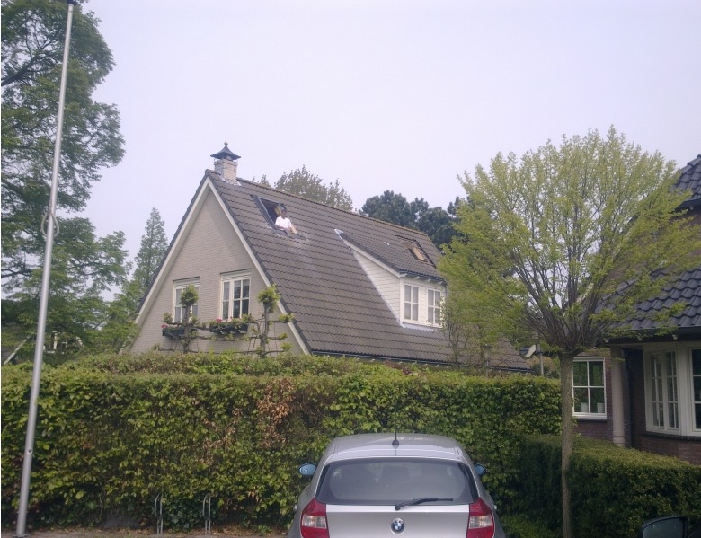 Plaatsing van de Velux dakvensters aan de buitenzijde van de villa
