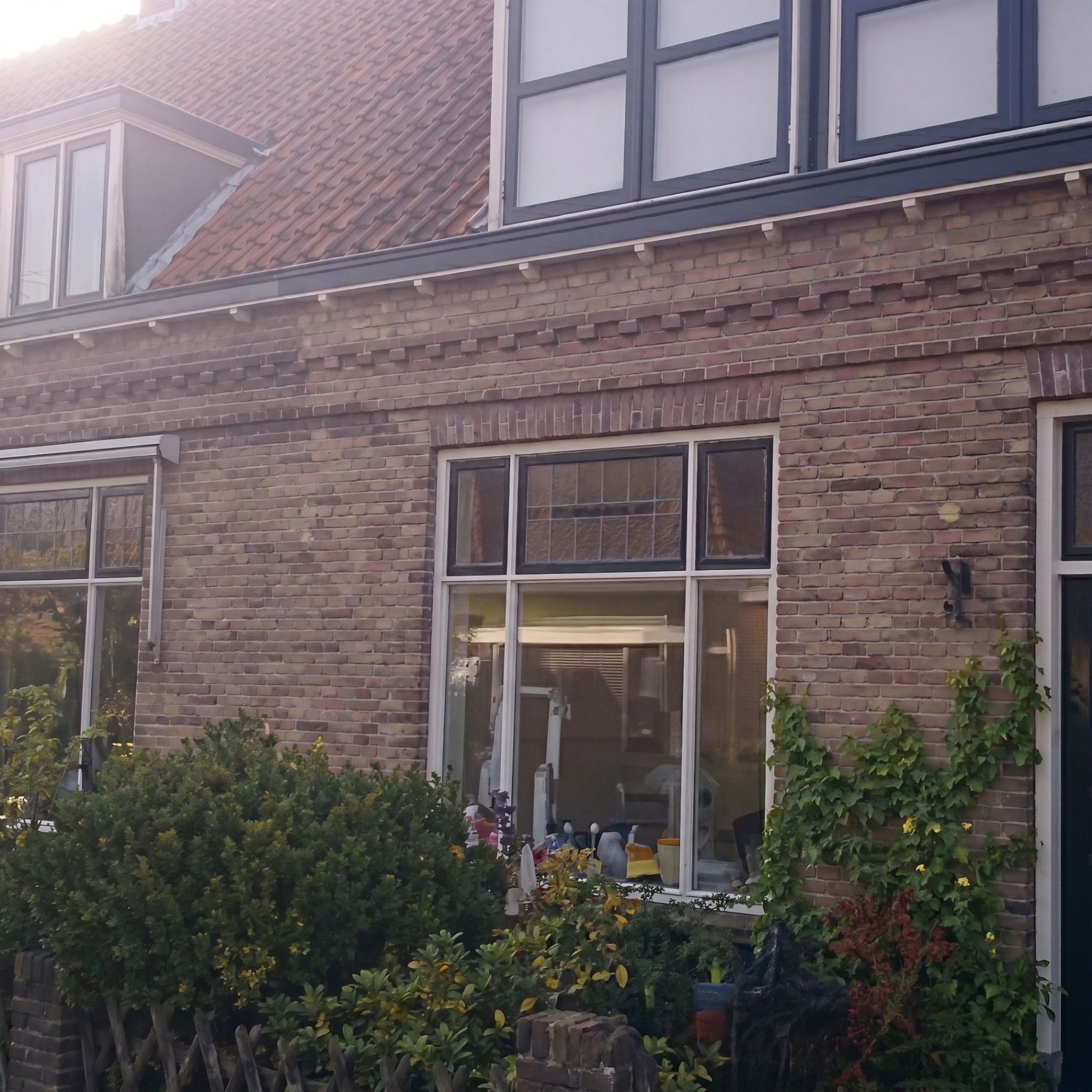 Voorgevel tijdens de werkzaamheden aan het glas in lood