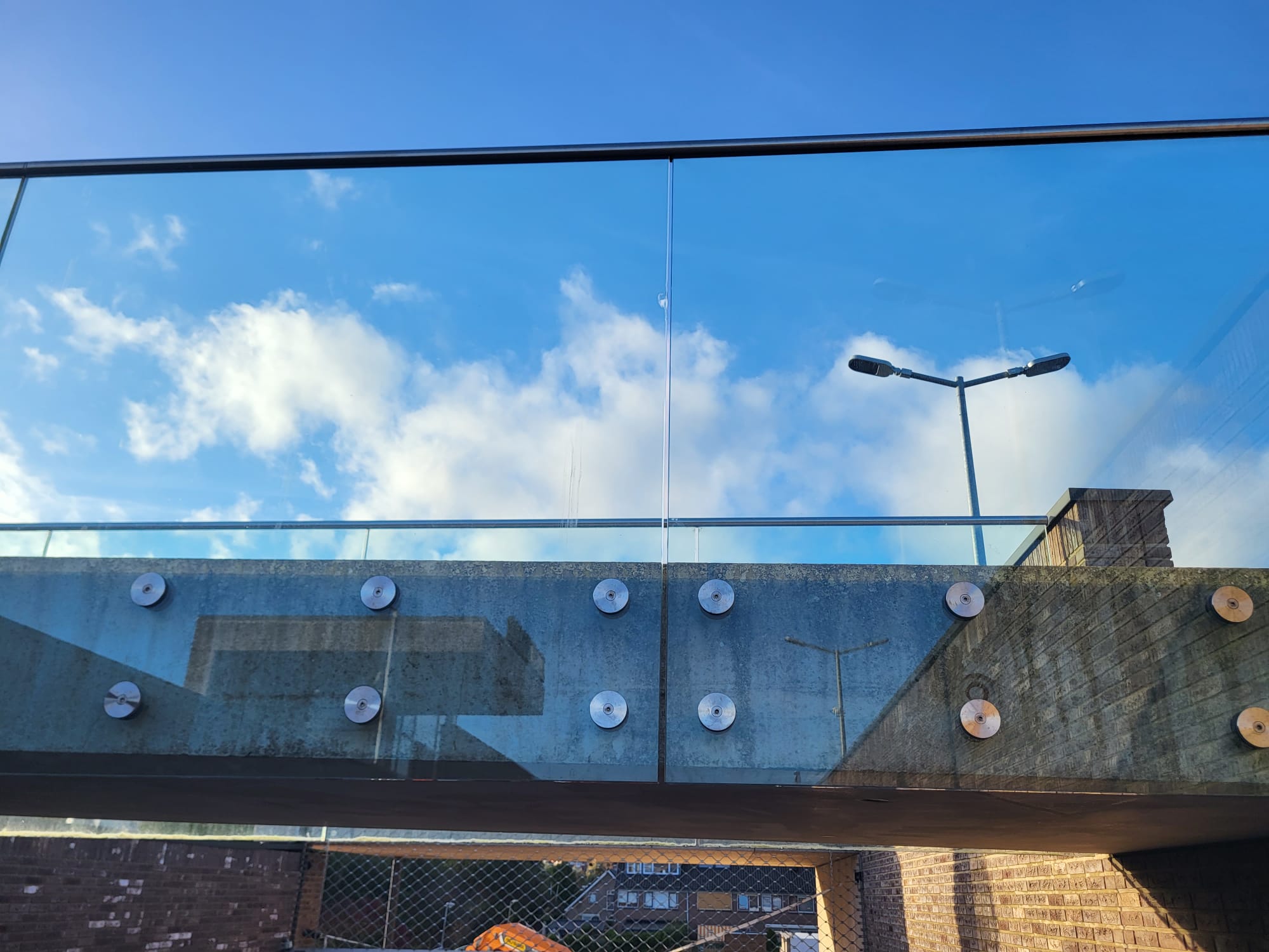 Nieuwe heldere glasplaat geplaatst in de balustrade van winkelcentrum Zijdelwaard te Uithoorn