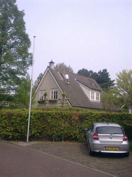 Montage van de Velux dakvensters op het schuine dak