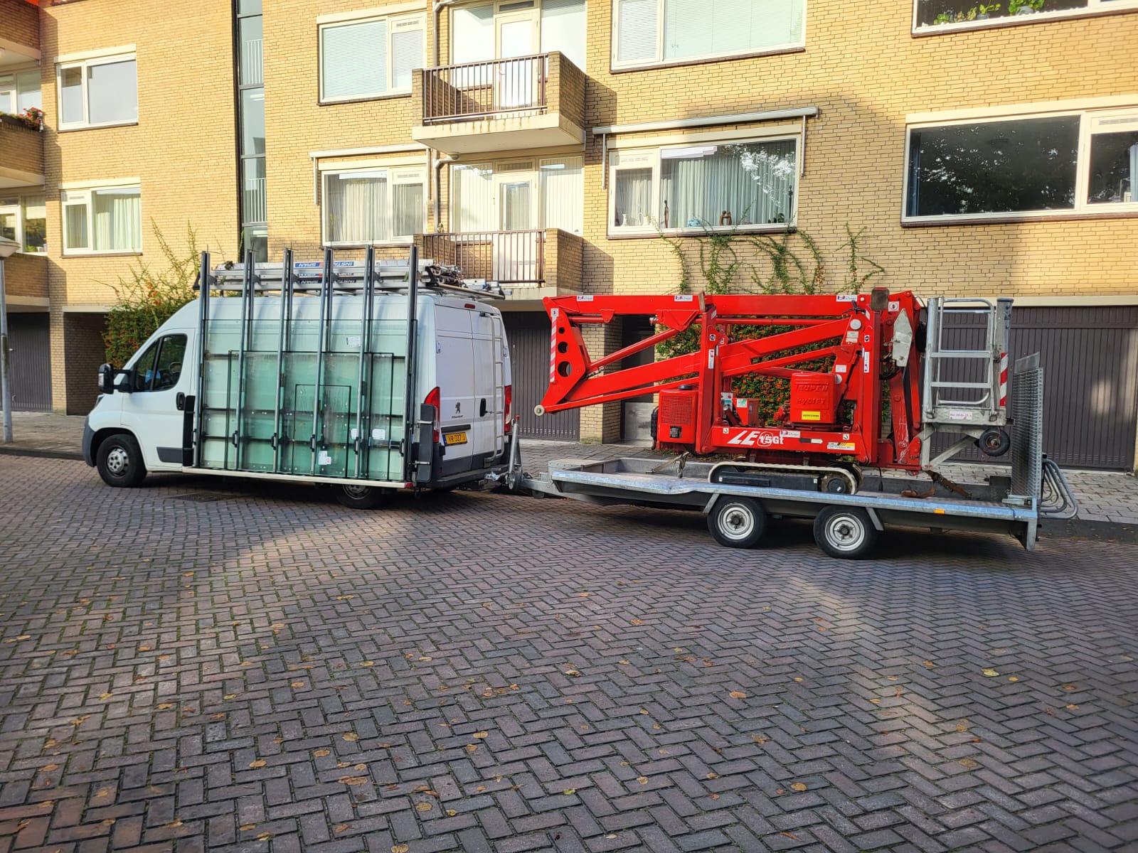 Glasservice Zonneveld monteur aan het werk aan een glazen balustrade