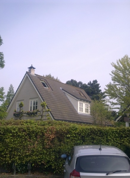 Buitenzijde van de villa tijdens de montagewerkzaamheden