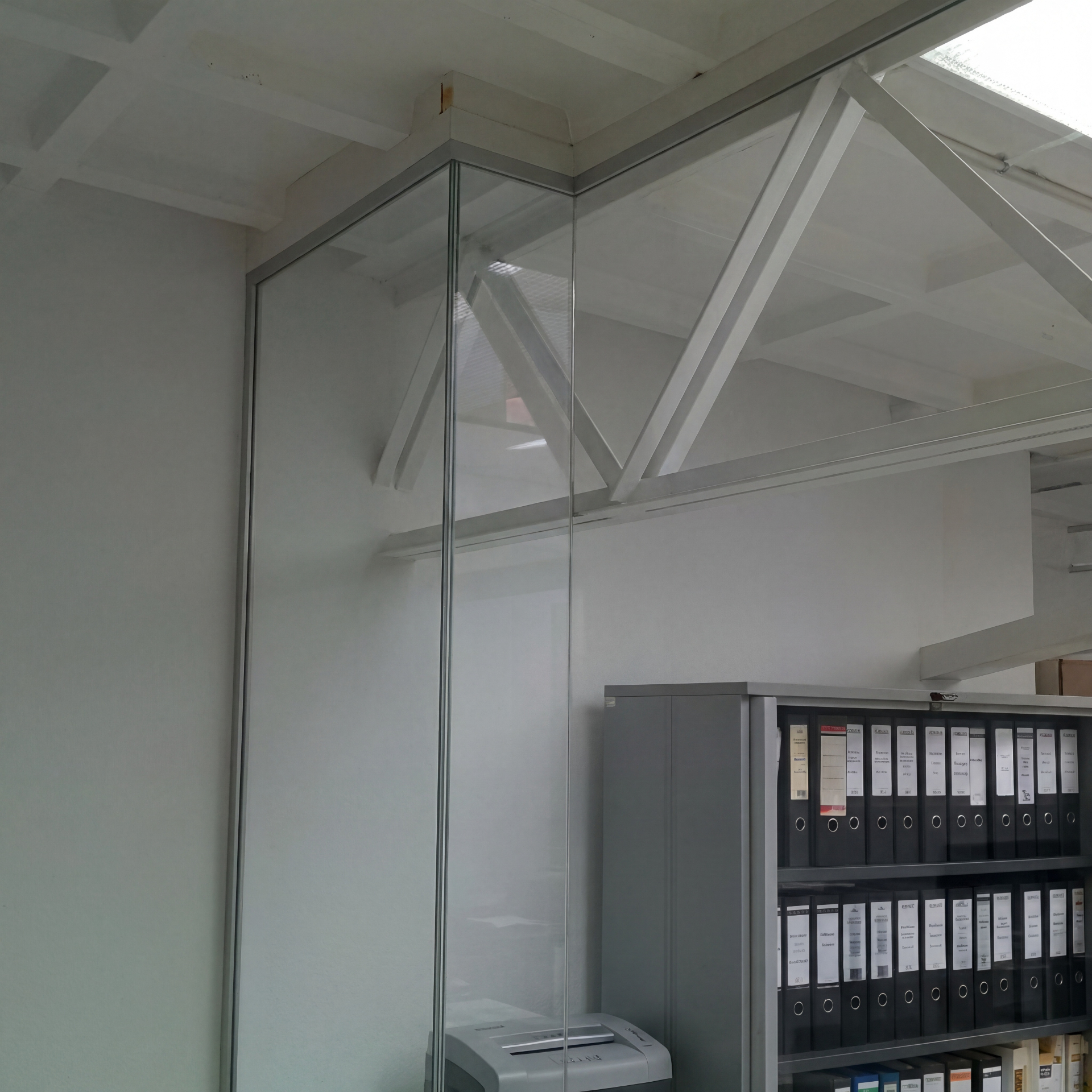 Afgewerkte hardglazen kantoorwand met aluminium profielen in Haarlem