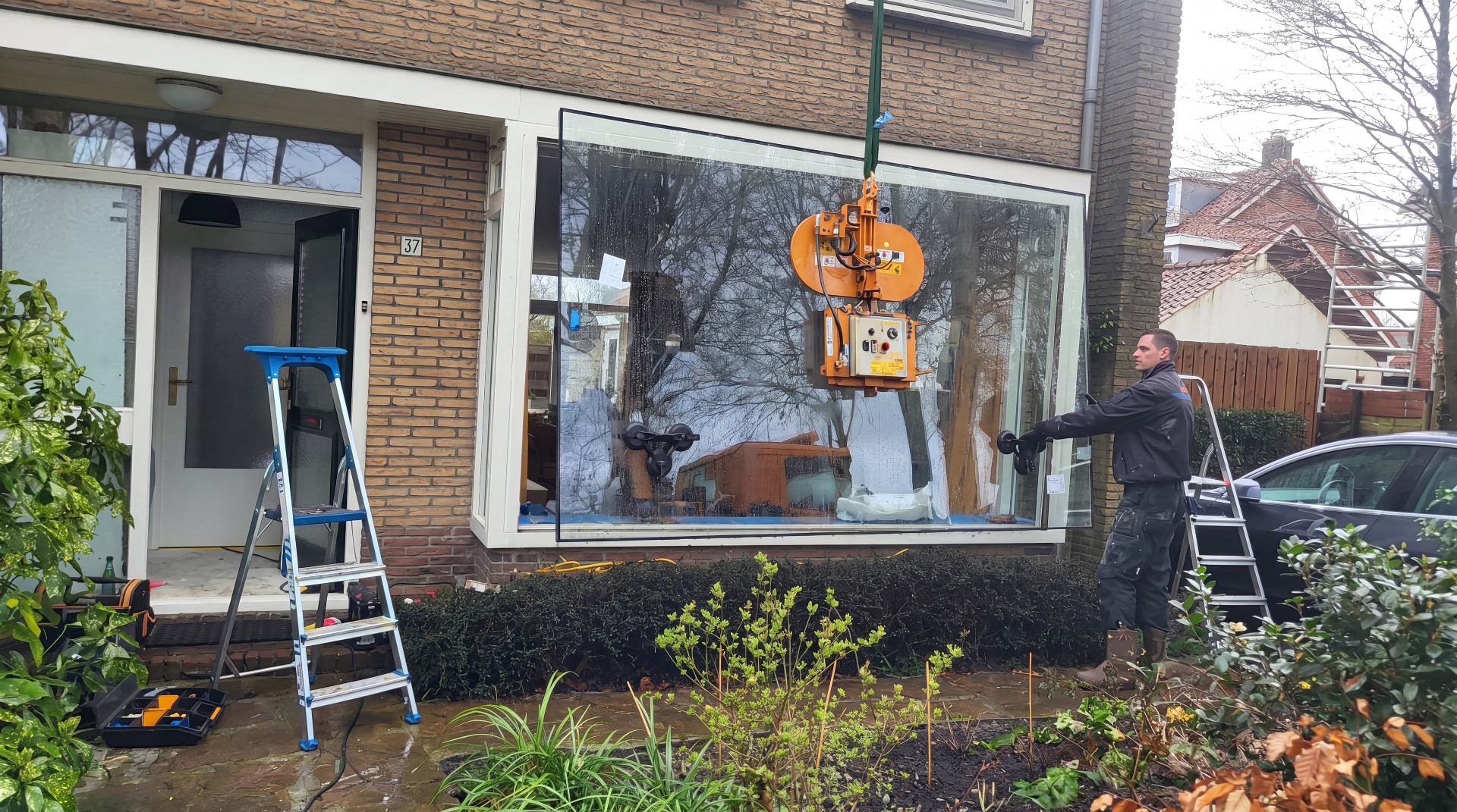 Glasservice Zonneveld monteur plaatst een groot raam met zuignapapparaat