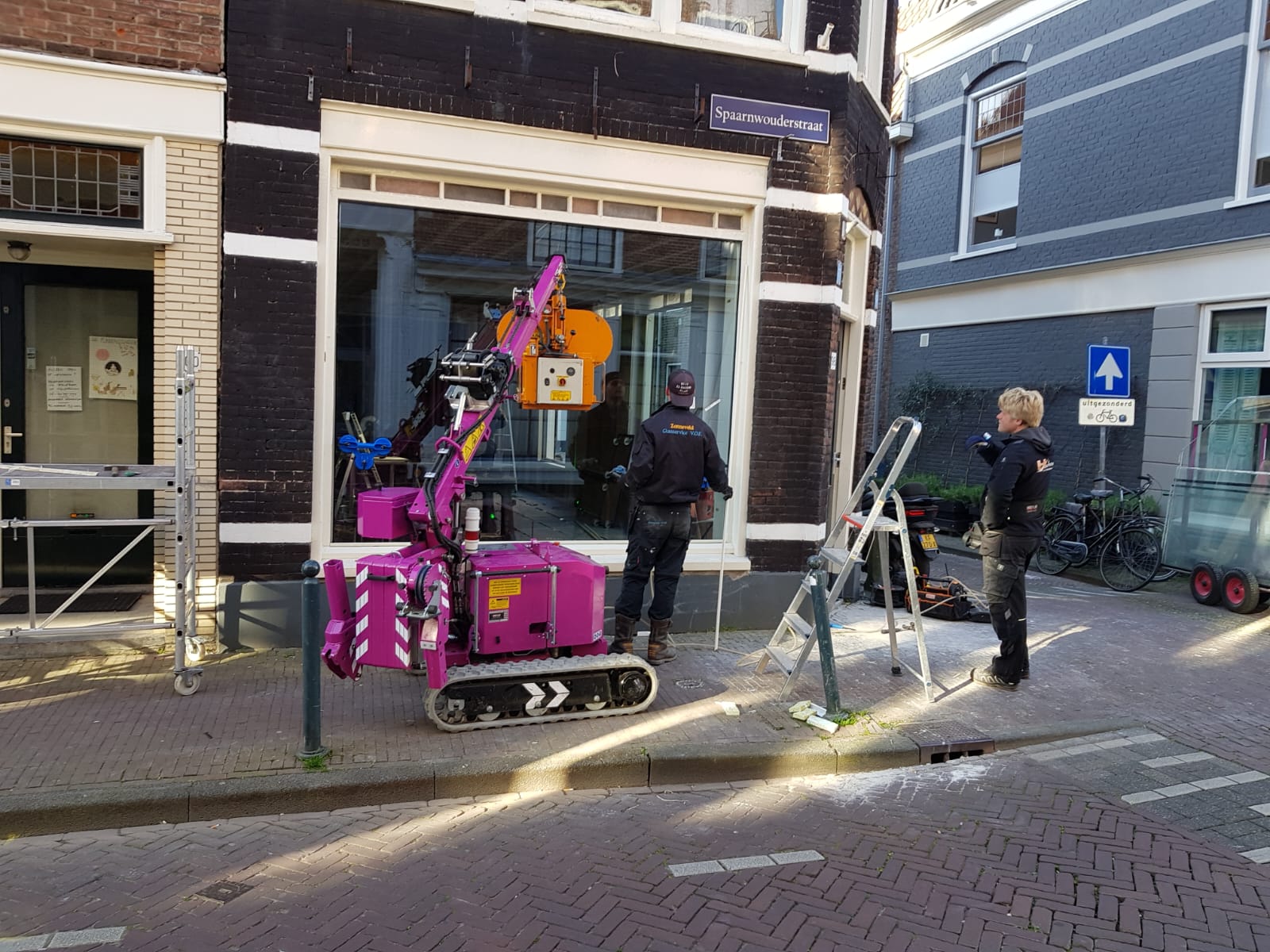 Glasservice Zonneveld spoedmonteur aan het werk aan een ruitreparatie