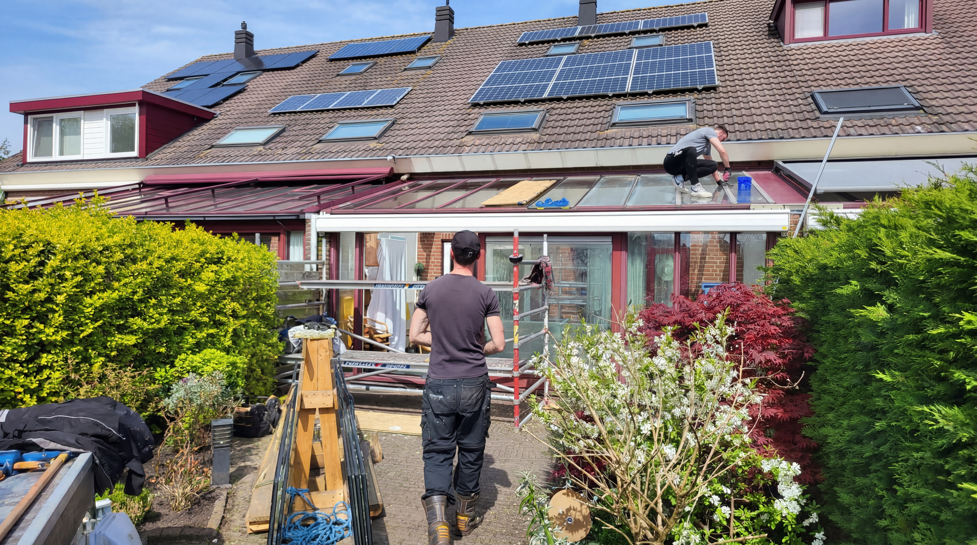 Glasservice Zonneveld monteur aan het werk aan een dakkapel